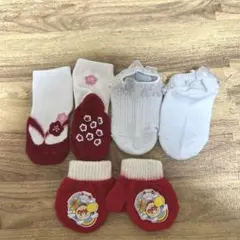 赤と白の花柄ベビー靴下とミトンアンパンマンセット フォーマル 浴衣