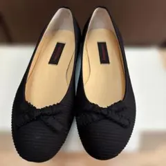 ブラックリボン付きフラットシューズ