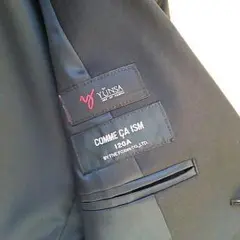 コムサのフォーマルスーツ。パンツは細身で、かっこ良く決まります。