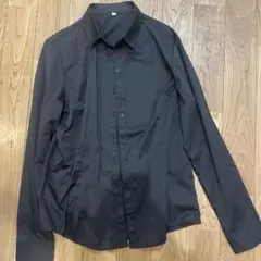 黒の長袖シャツ
