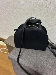 黒いアーチ型ショルダーバッグ