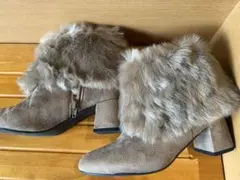 ファー付きベージュスエードショートブーツ