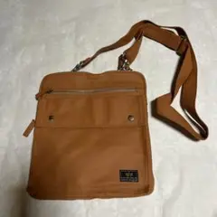 オレンジ ショルダーバッグ フロントポケット付き