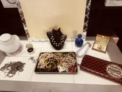 遺品整理品と自分が頂いた物などになります。