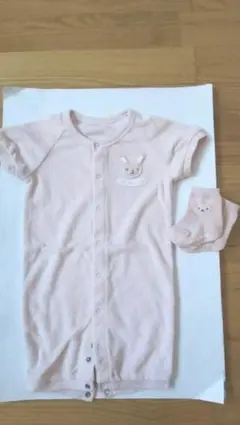 コムサ デ モード 編みぐるみうさぎちゃんワッペンロンパース 靴下付き