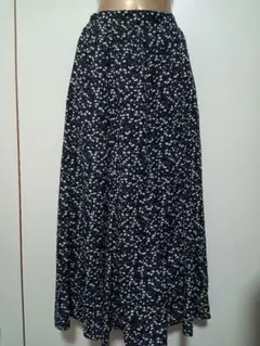 フレアロングスカート 黒白花柄アースミュージックアンドエコロジーF