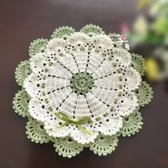 ２段フリルのレース編みドイリー　インテリア　テーブルセンター　グリーン