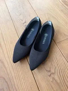 VIVAIAブラック ポインテッドトゥ フラットシューズ