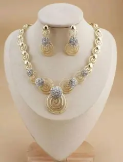 ゴールドネックレス　ピアス　２点セット　未使用品