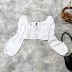 H&M EUR40 コットンレースアップ クロップドボレロ 白 パフスリーブのサムネイル
