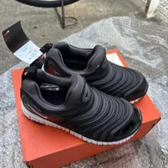新品 訳ありNike ダイナモフリー黒　21cm