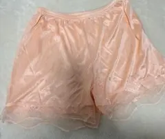 ピンク サテン レース付き ショートパンツ