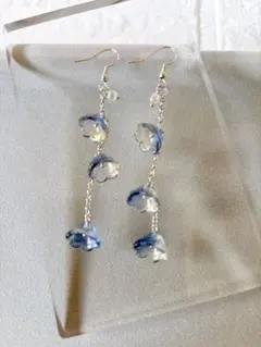 揺れるたびに美しいブルー花びらロングピアス　#25