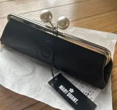 マリークワント　エンボスデイジーパール ガマ口ペンケース（ブラック）