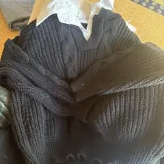 黒ニットセーターと花柄シャツセット