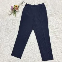 【シューラルー】テーパードパンツ　オフィスカジュアル　ストライプ　ネイビー　M