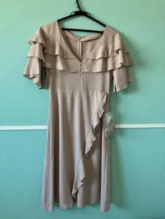 ピーチジョン　ラッフルスリーブワンピ　ベージュ フリル 半袖 新品　Sサイズ