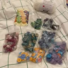 多色ボタンセットとアクリル毛糸
