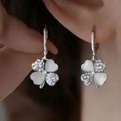 新品未使用　未開封　クローバーピアス