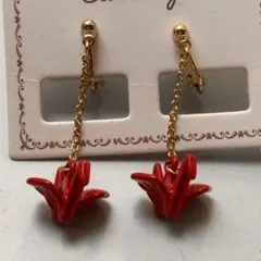 鶴モチーフ 赤 揺れるイヤリング 和風 ゴールドチェーン