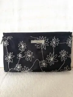 GIVENCHY ブラック花柄刺繍ポーチのサムネイル