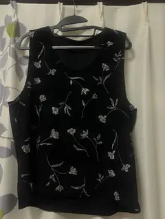婦人服　タンクトップ　花柄　黒　大きいサイズ