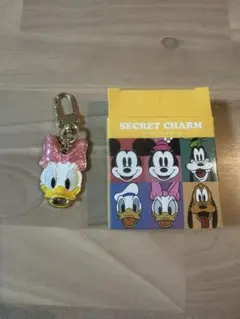 デイジーダック キーホルダー　シークレットチャーム　ディズニーストア