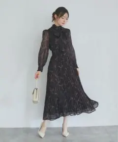 tocco closet ボウタイリボン付きリボンプリントワンピース　ブラウン