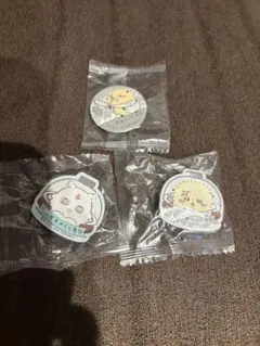 くら寿司 ビッくらポン　ちいかわ　マグネットシート2個セット2つ＋缶バッチ1つのサムネイル