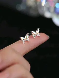 蝶デザインのクリスタルピアス