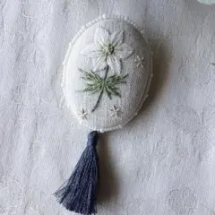 小さなクリスマスローズのブローチ　手刺繍　ハンドメイド