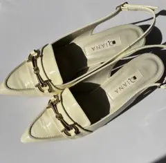 Diana エナメル スリングバックパンプス クリーム