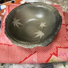灰色 陶器 ボウル 葉模様