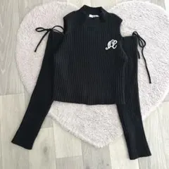 ♡NICE CLAUP♡ブローチ付き肩開きニット♡カジュアル♡フレンチガーリー♡のサムネイル