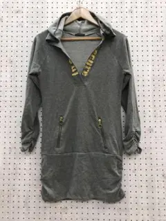 平成 ギャル古着 英字 刺繍 肌見せ 裾ギャザー パーカーミニワンピ