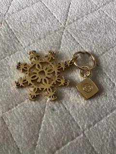 CHANEL スノーフレーク チャーム ゴールドのサムネイル