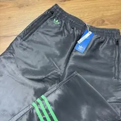 未使用タグ付adidasトレフォイル刺繍ロゴナイロントラックパンツグレーM緑