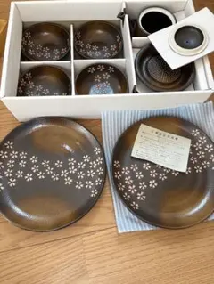 １６日まで価格　未使用品　桜模様の食器セット 6枚と茶器付き　鍋セット？