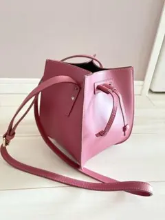 バケット型ピンクショルダーバッグ