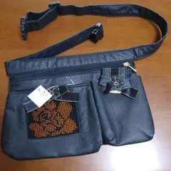 週末お値下げ　 黒の花柄刺繍ボディバッグ