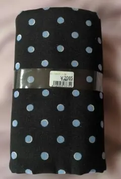 【生地】麻55%レーヨン45%　黒地に水色水玉柄