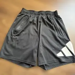 adidas 黒 ショートパンツ ロゴ入り