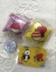 BT21 くら寿司 テテグク クッションチャーム ステッカー 缶バッジ セット
