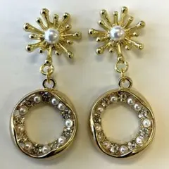 5996 お花チャームとラインストーンとパールのつぶつぶフーブビアス