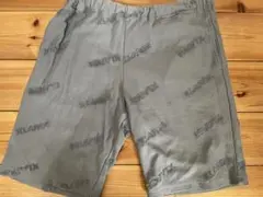 xlarge KIDS グレー ロゴプリント ハーフパンツ
