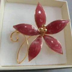 花の形状の赤いブローチ