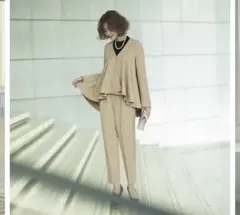 オケージョン　ベージュ フレアシルエット パンツスーツ