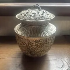 金属製花柄彫刻収納容器 七草香炉 花彫刻 蓋付き容器 - メルカリ