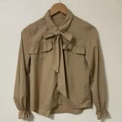 INGNI フリルボウダイブラウス　ベージュ　リボン