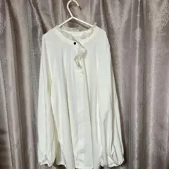 ピノーレ　フリル付きオフホワイト長袖ブラウスのサムネイル